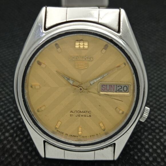 Vintage 1977 Seiko Automatic Mens Silver Watch W/daydate & Gold accents - Picture 4 of 8
